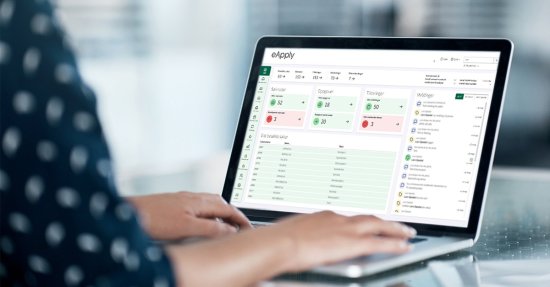 En person bruker en laptop som viser tilskuddsportalen eApply.
