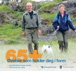 Brosjyrens forside som viser to eldre personer som går tur med hund.