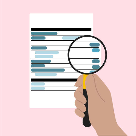 Hånd som holder et forstørrelsesglass over en liste