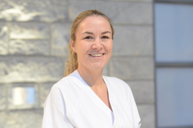 Kreftsykepleier Ida Vikran i sykepleieruniform.