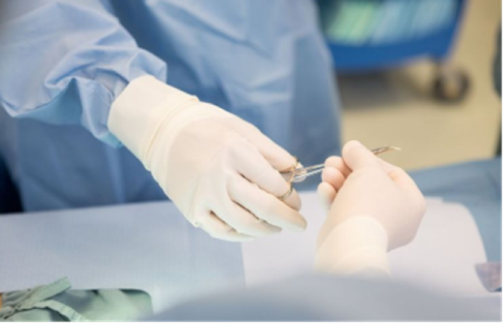 Bildet viser kirurger som overleverer operasjonsutstyr under en operasjon.