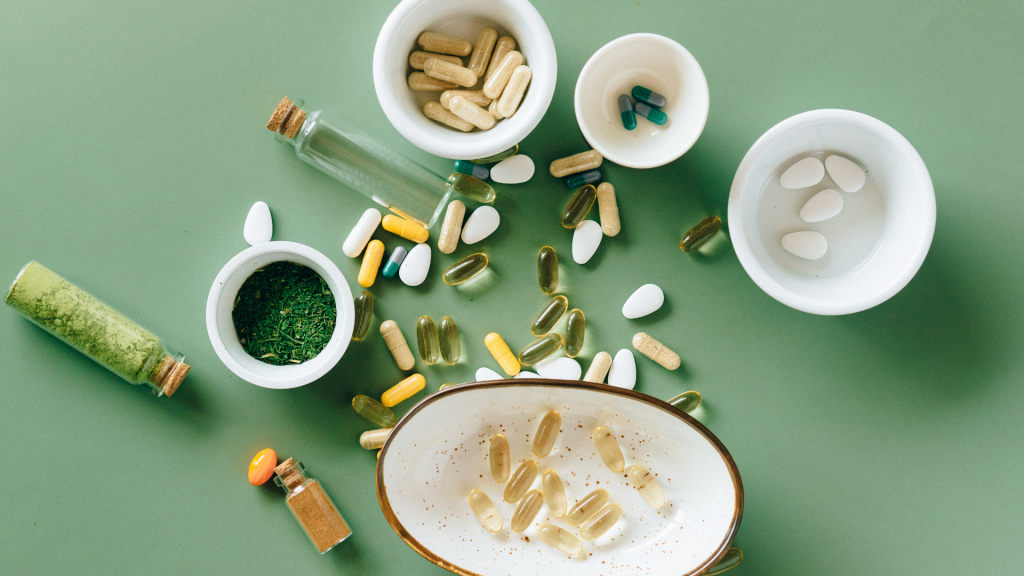 Diverse rusmidler på en grønn overflate