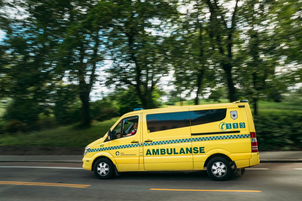 Ambulanse som kjører på oppdrag.