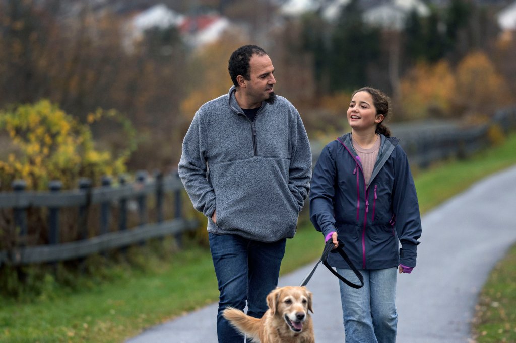 Far, hund og barn går tur. 