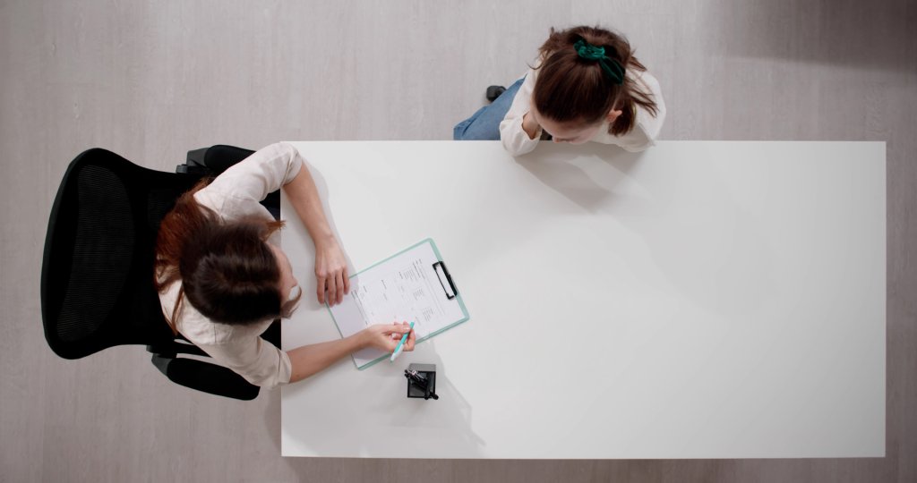 Barn i samtale med psykolog, sett rett ovenfra