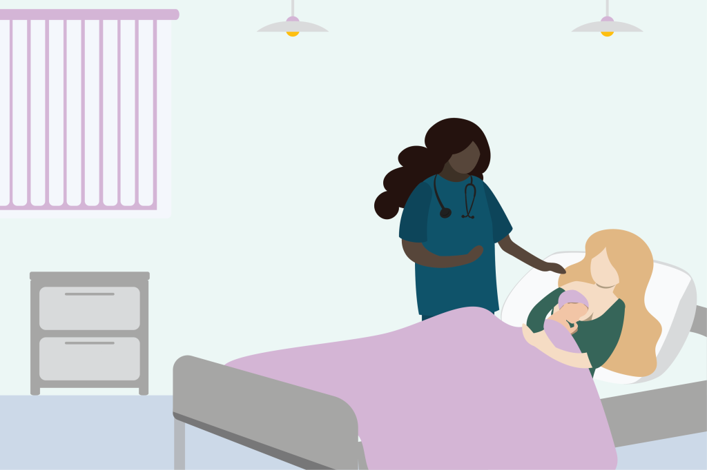 Kvinne ligger i sykehusseng og ammer en nyfødt baby med lue. Ved siden av står en lege.