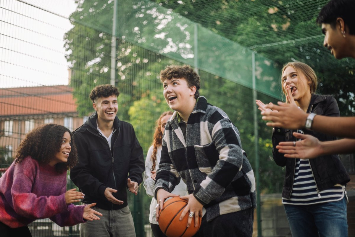 Ungdommer spiller basketball