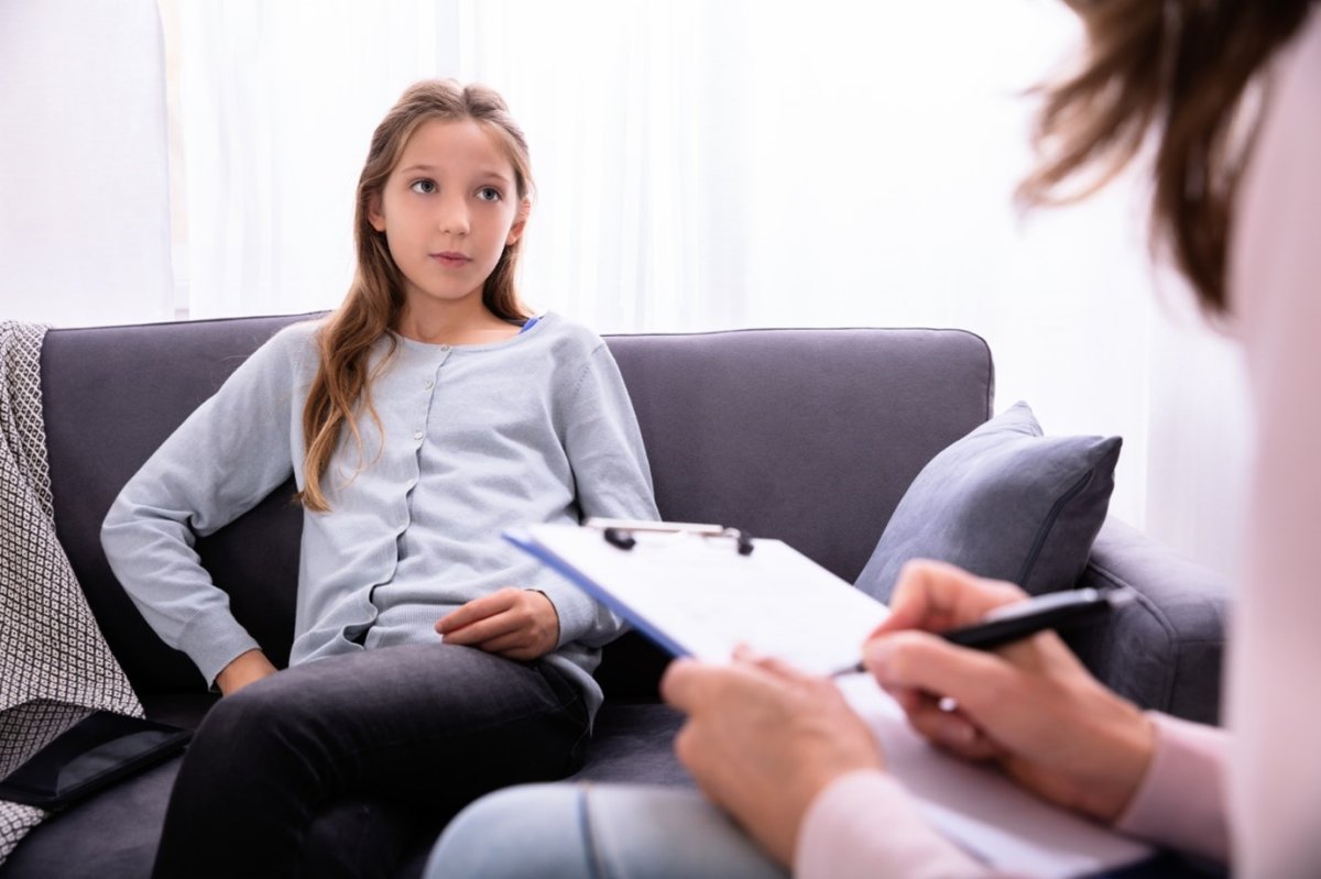 Ung jente snakker med psykolog