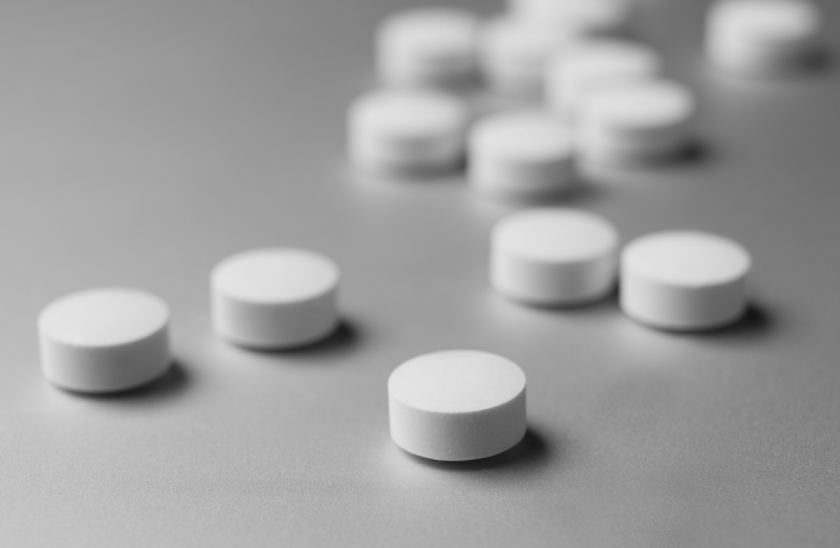 Bilde av hvite piller på grå bakgrunn 