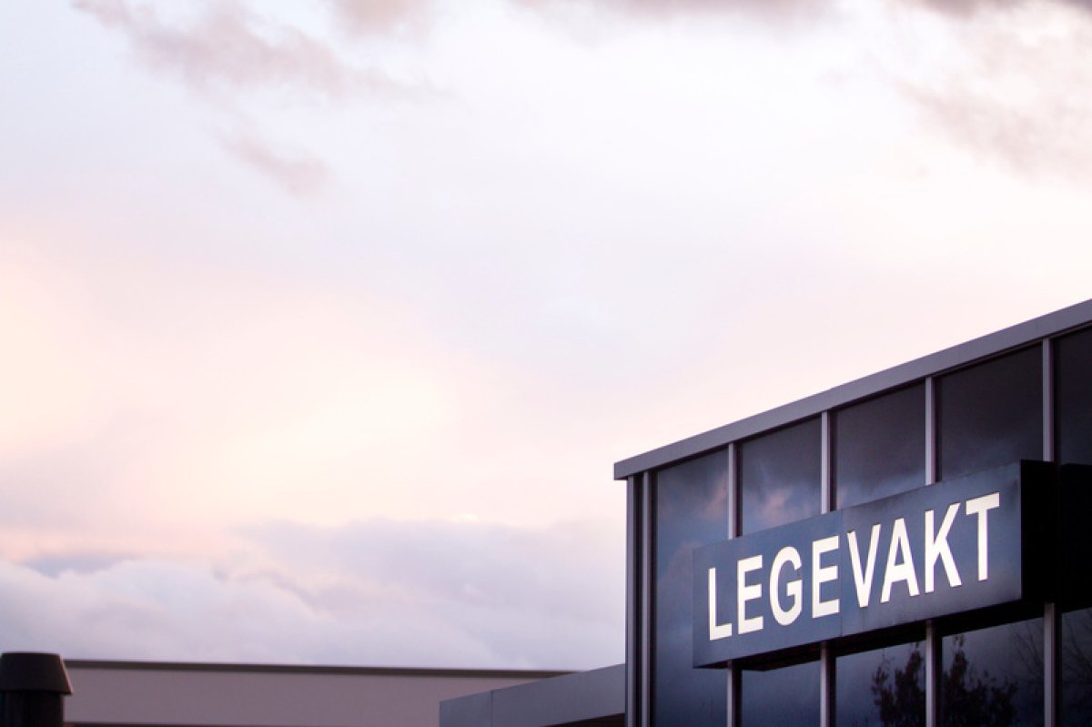 bygning med legevaktskilt