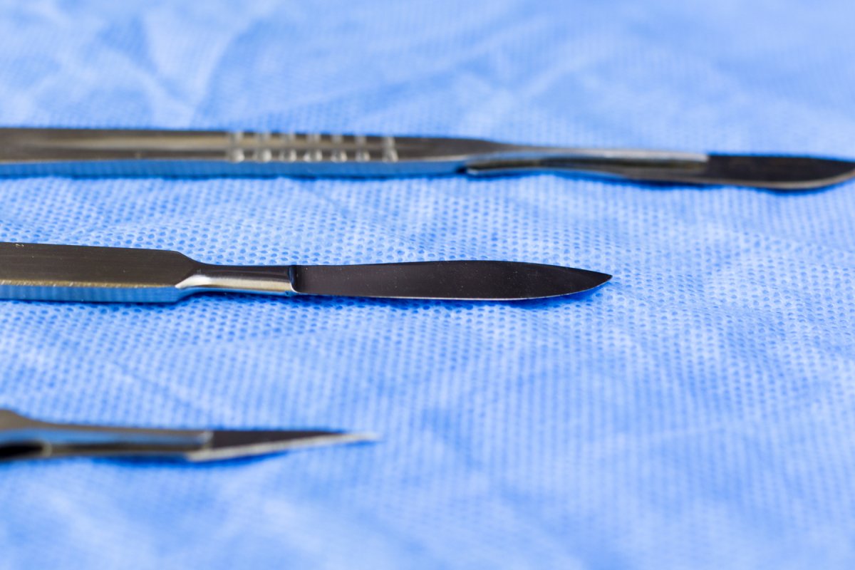 Bilde av operasjonskniver plassert på et sterilt bord.