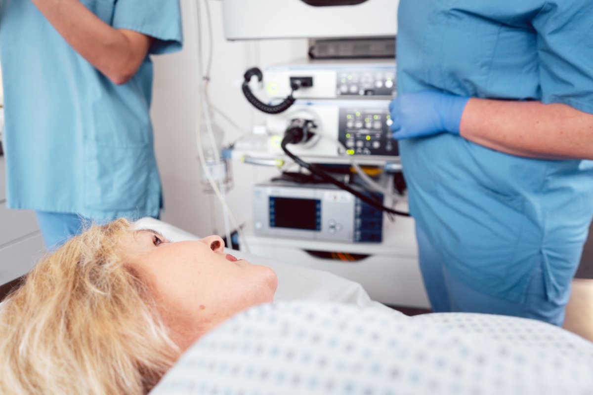 Pasient på sykehus ser på sykepleiere som forbereder operasjon