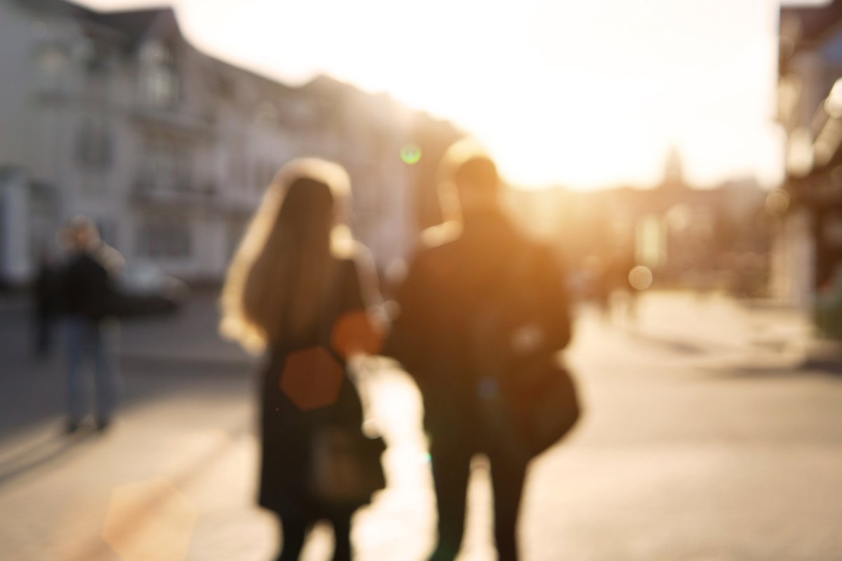 Diffust bilde av mann og kvinne som går i en gate