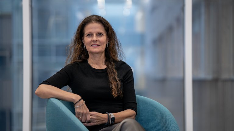 Kvinne som sitter