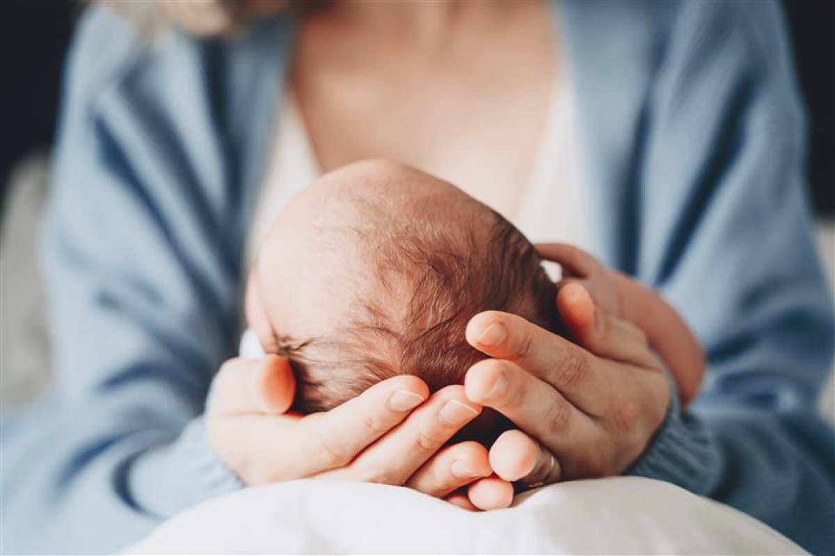 Hender som holder en baby