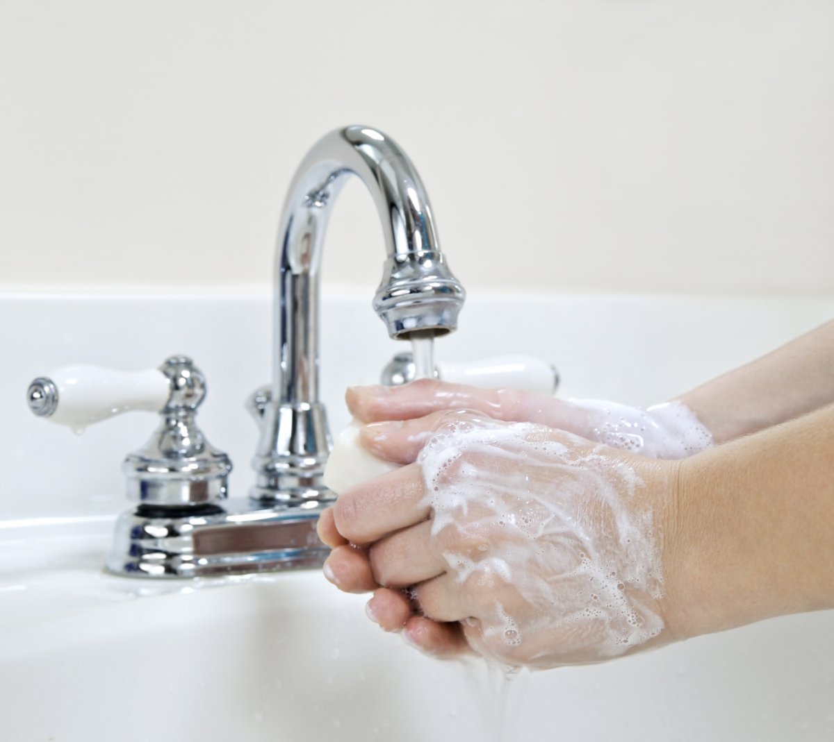 Bilde av hender som vaskes (illustrasjonsbilde)