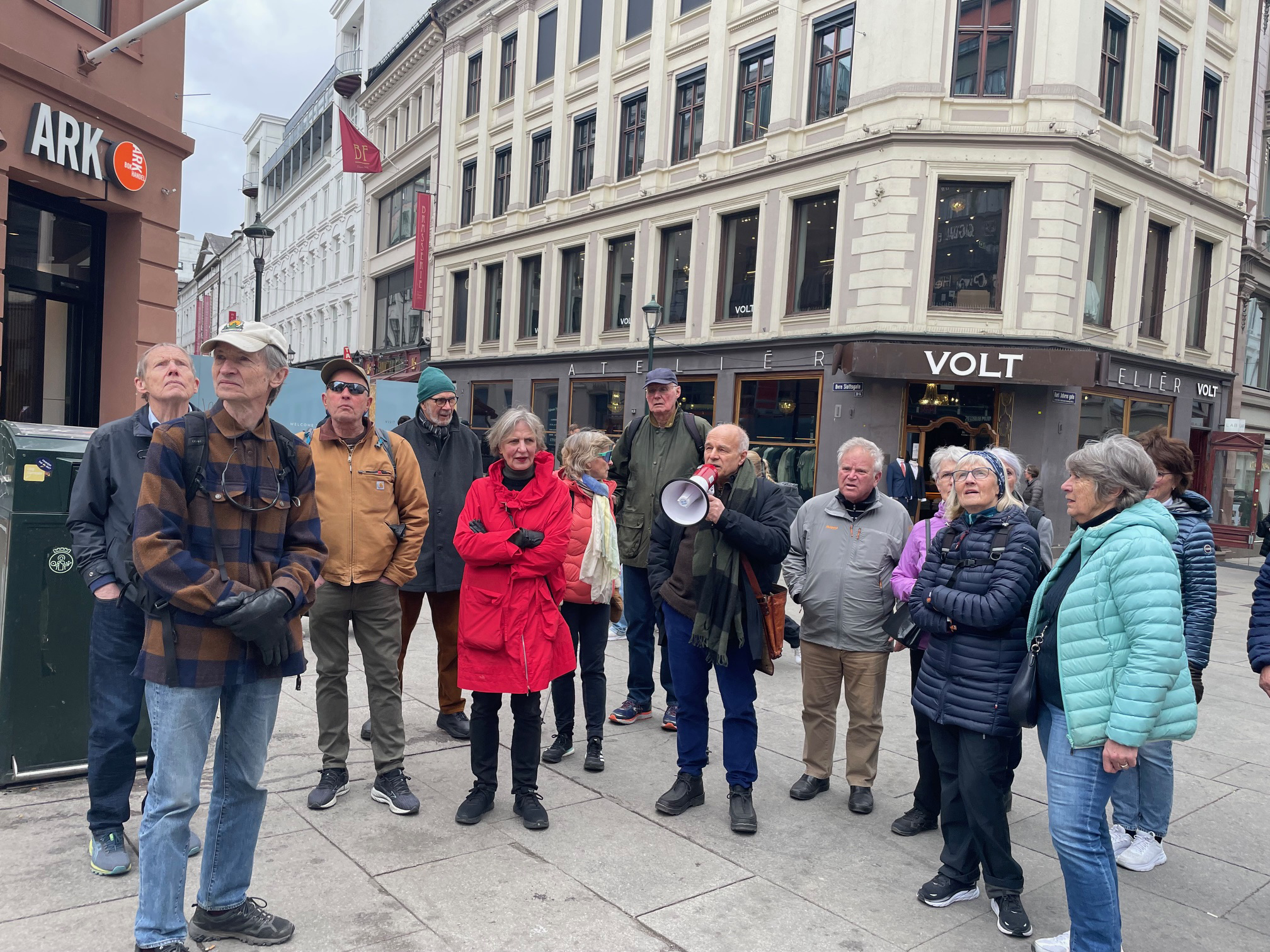Medlemmer av seniorforeningen på byvandring i Oslo