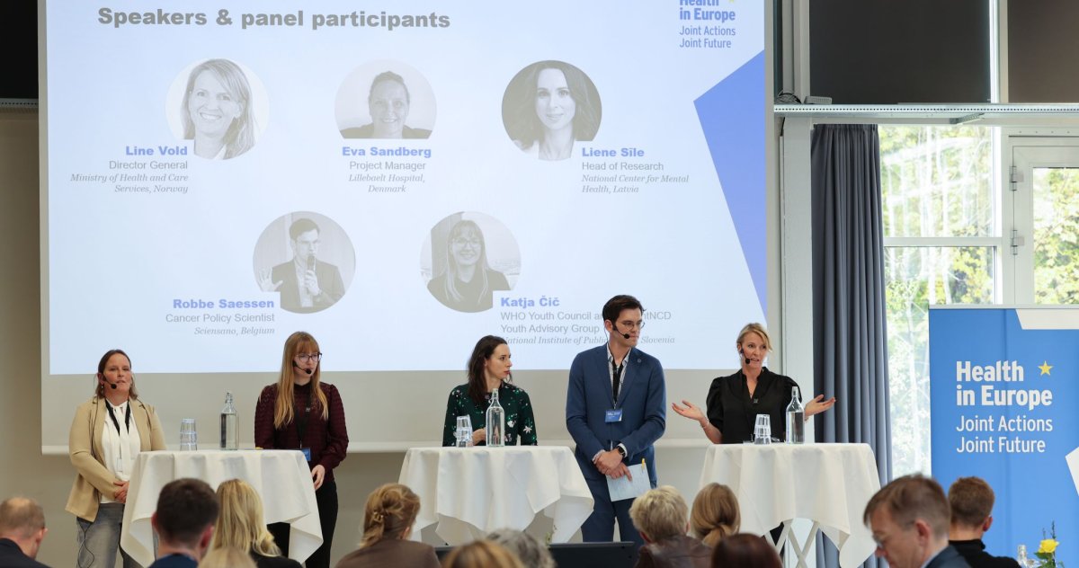 Fem talere på scenen under møtet i Odense
