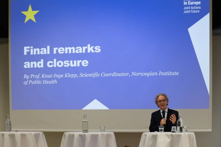 Knut-Inge Klepp sitter og snakker med en mikrofon i hånden