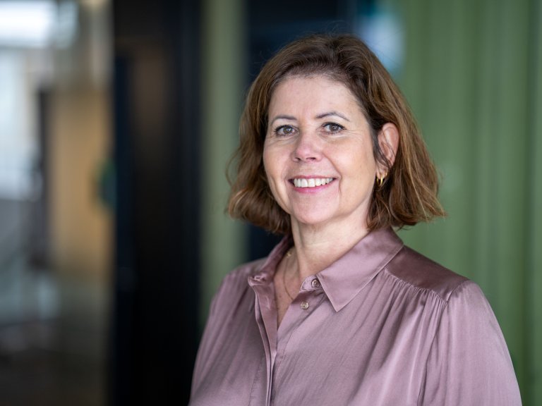 Nærbilde av smilende kvinne i lille bluse