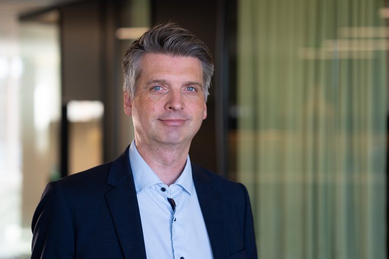 Mann med grått hår i dress
